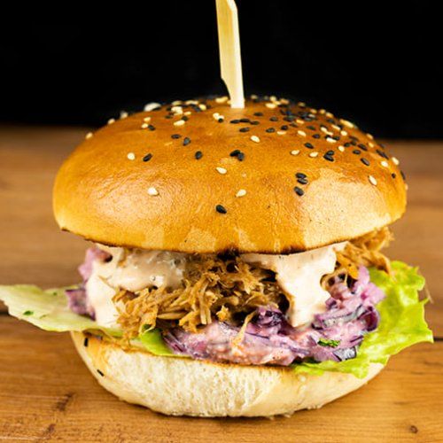Undergroundrestaurant Litomyšl - Pork pepper burger s pepřovou majonézou a trhaným masem