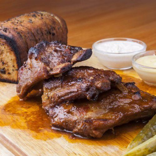 Restaurace Coolna Svitavy - Masitá žebra na medu a česneku, chlebový hřebínek