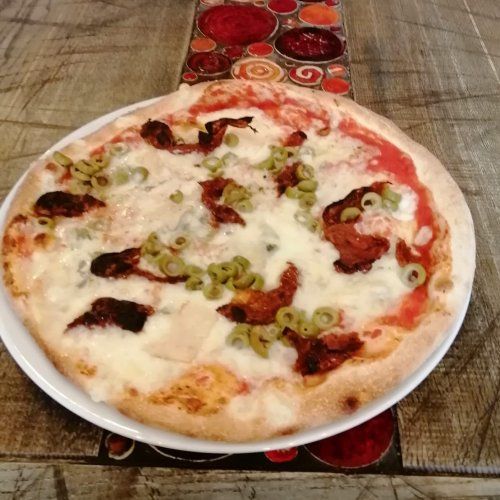 Pizzerie Piccolo Štramberk - 4. Gorgonzola s olivami a sušenými rajčaty