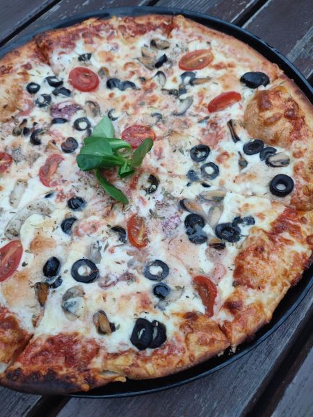 Undergroundrestaurant Litomyšl - P5 Pizza s mořskými plody, olivami a česnekem